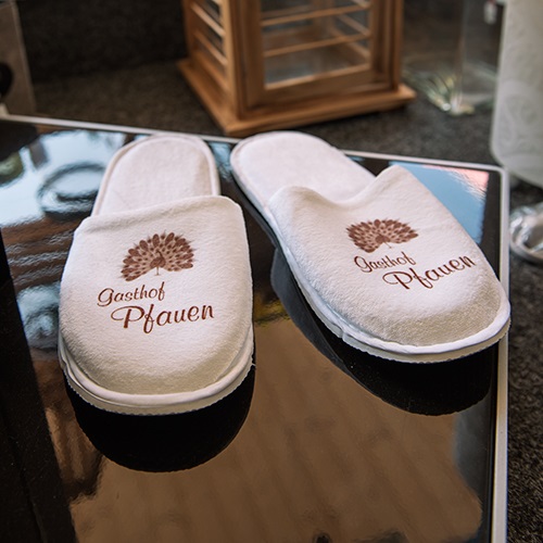 Frottee-Slipper weiß mit Kunststoffsohle Frottee-Slipper weiß mit Kunststoffsohle